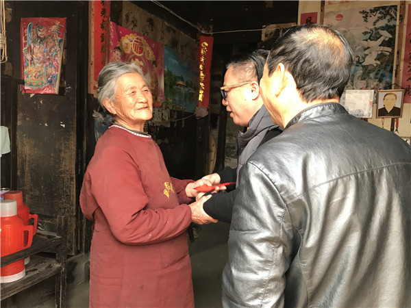 市住房公积金管理中心开展“送温暖”走访慰问活动