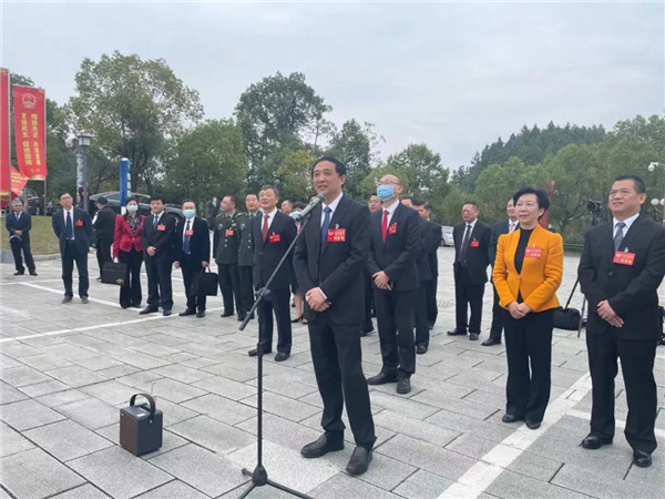 市四套班子领导看望出席市政协十四届一次会议的政协委员